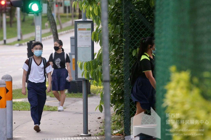 今天新加坡复课第1天，各校防疫措施已准备妥当